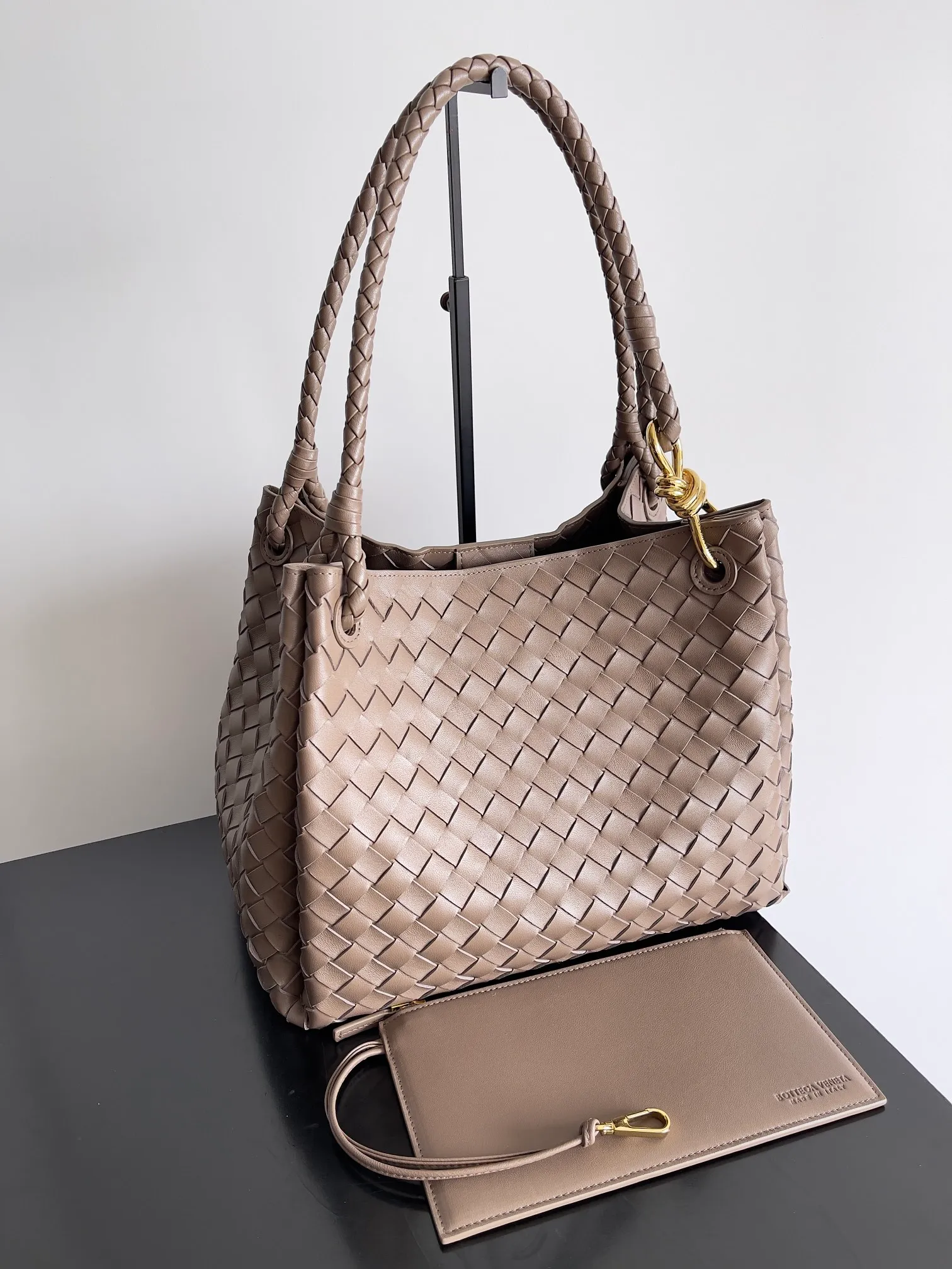 Batch 2660 24 early autumn new model Andiamo Parachute is made of a whole piece of woven leather. It is processed by folding stitching at the four corners. # Craftsmanship and creativity. The large size is atmospheric and practical. One of the must-selects for BV. It has a large space, can hold a computer, the shoulder strap is thick, and the upper shoulder is very comfortable. The large parachute can be carried on the body and can be carried on the body. The upper body is versatile and cute☺️ Style number: 796571 Size: 30*26*20cm